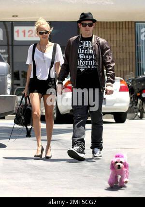 Joel Madden e Nicole Richie pranzano a Studio City, California, dopo aver fatto qualche caccia alle case nelle colline di Hollywood. Mentre camminano di nuovo alla loro automobile un poodle rosa brillante scampato vicino, interferendo la loro attenzione e inducendoli a ridere. Los Angeles, California. 5/30/08. Foto Stock