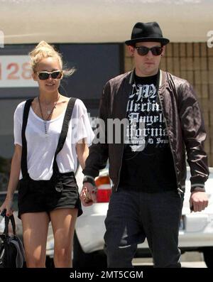 Joel Madden e Nicole Richie pranzano a Studio City, California, dopo aver fatto qualche caccia alle case nelle colline di Hollywood. Mentre camminano di nuovo alla loro automobile un poodle rosa brillante scampato vicino, interferendo la loro attenzione e inducendoli a ridere. Los Angeles, California. 5/30/08. Foto Stock