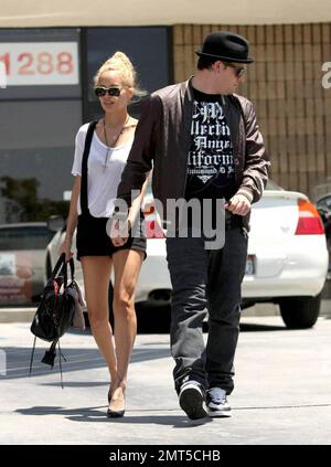 Joel Madden e Nicole Richie pranzano a Studio City, California, dopo aver fatto qualche caccia alle case nelle colline di Hollywood. Mentre camminano di nuovo alla loro automobile un poodle rosa brillante scampato vicino, interferendo la loro attenzione e inducendoli a ridere. Los Angeles, California. 5/30/08. Foto Stock