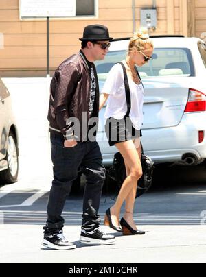 Joel Madden e Nicole Richie pranzano a Studio City, California, dopo aver fatto qualche caccia alle case nelle colline di Hollywood. Mentre camminano di nuovo alla loro automobile un poodle rosa brillante scampato vicino, interferendo la loro attenzione e inducendoli a ridere. Los Angeles, California. 5/30/08. Foto Stock