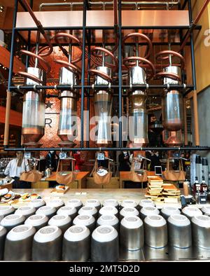 Gli splendidi interni della Starbucks Reserve si trovano a Meguro City, Tokyo, Giappone. Foto Stock