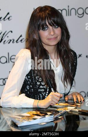 Nicole Richie mostra il suo nuovo anello di fidanzamento mentre firma autografi a Bloomingdale's per debuttare la sua collezione primavera 2010 di Winter Kate. Nicole ha appena confermato che ora è impegnata con il musicista Joel Madden, con il quale ha due figli, la figlia Harlow e il figlio Sparrow. New York, NY. 2/16/10. . Foto Stock