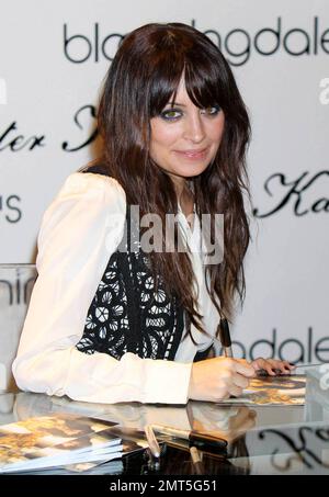 Nicole Richie mostra il suo nuovo anello di fidanzamento mentre firma autografi a Bloomingdale's per debuttare la sua collezione primavera 2010 di Winter Kate. Nicole ha appena confermato che ora è impegnata con il musicista Joel Madden, con il quale ha due figli, la figlia Harlow e il figlio Sparrow. New York, NY. 2/16/10. . Foto Stock