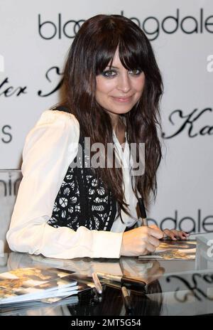 Nicole Richie mostra il suo nuovo anello di fidanzamento mentre firma autografi a Bloomingdale's per debuttare la sua collezione primavera 2010 di Winter Kate. Nicole ha appena confermato che ora è impegnata con il musicista Joel Madden, con il quale ha due figli, la figlia Harlow e il figlio Sparrow. New York, NY. 2/16/10. . Foto Stock