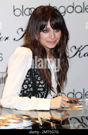 Nicole Richie mostra il suo nuovo anello di fidanzamento mentre firma autografi a Bloomingdale's per debuttare la sua collezione primavera 2010 di Winter Kate. Nicole ha appena confermato che ora è impegnata con il musicista Joel Madden, con il quale ha due figli, la figlia Harlow e il figlio Sparrow. New York, NY. 2/16/10. . Foto Stock