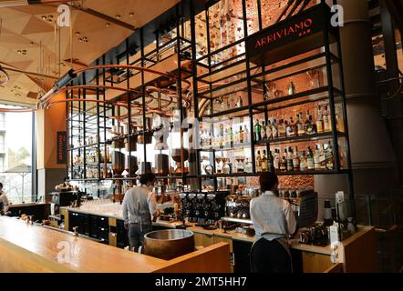 Gli splendidi interni della Starbucks Reserve si trovano a Meguro City, Tokyo, Giappone. Foto Stock