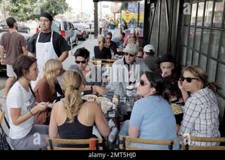 Nicole Richie, le star delle colline Lauren Conrad e Audrina Prigge e DJ Samantha Ronson festeggeranno il pranzo di compleanno per la loro amica Sophia al Joan's, nel terzo ristorante. Nicole, a quanto pare dovuta alla nascita nel gennaio 2008, indossava una camicia baggy che nascondeva il bump del suo bambino e sembrava di essere di ottimo umore, ridendo molto e avendo un grande momento. West Hollywood, California 10/30/07. Tutti Foto Stock