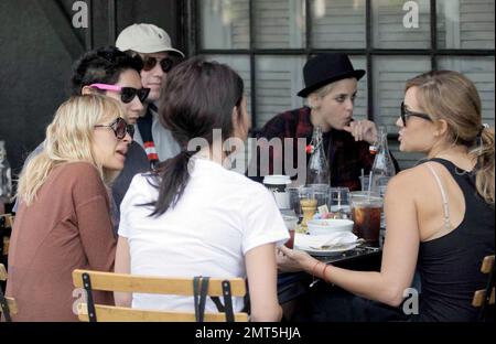 Nicole Richie, le star delle colline Lauren Conrad e Audrina Prigge e DJ Samantha Ronson festeggeranno il pranzo di compleanno per la loro amica Sophia al Joan's, nel terzo ristorante. Nicole, a quanto pare dovuta alla nascita nel gennaio 2008, indossava una camicia baggy che nascondeva il bump del suo bambino e sembrava di essere di ottimo umore, ridendo molto e avendo un grande momento. West Hollywood, California 10/30/07. Tutti Foto Stock