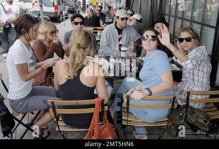 Nicole Richie, le star delle colline Lauren Conrad e Audrina Prigge e DJ Samantha Ronson festeggeranno il pranzo di compleanno per la loro amica Sophia al Joan's, nel terzo ristorante. Nicole, a quanto pare dovuta alla nascita nel gennaio 2008, indossava una camicia baggy che nascondeva il bump del suo bambino e sembrava di essere di ottimo umore, ridendo molto e avendo un grande momento. West Hollywood, California 10/30/07. Tutti Foto Stock