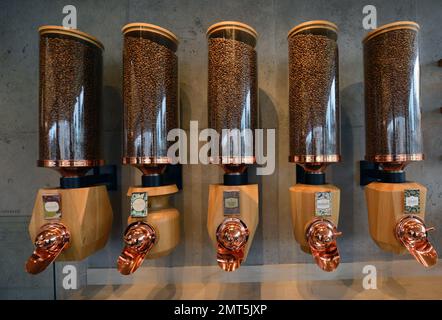 Gli splendidi interni della Starbucks Reserve si trovano a Meguro City, Tokyo, Giappone. Foto Stock
