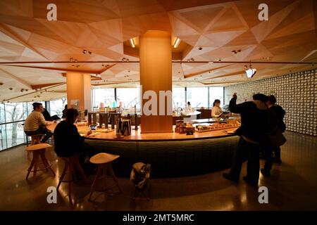 Gli splendidi interni della Starbucks Reserve si trovano a Meguro City, Tokyo, Giappone. Foto Stock