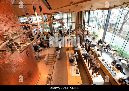 Gli splendidi interni della Starbucks Reserve si trovano a Meguro City, Tokyo, Giappone. Foto Stock