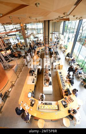 Gli splendidi interni della Starbucks Reserve si trovano a Meguro City, Tokyo, Giappone. Foto Stock