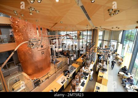Gli splendidi interni della Starbucks Reserve si trovano a Meguro City, Tokyo, Giappone. Foto Stock