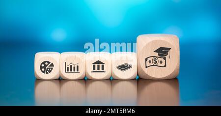 Blocchi di legno con simbolo del concetto fafsa su sfondo blu Foto Stock