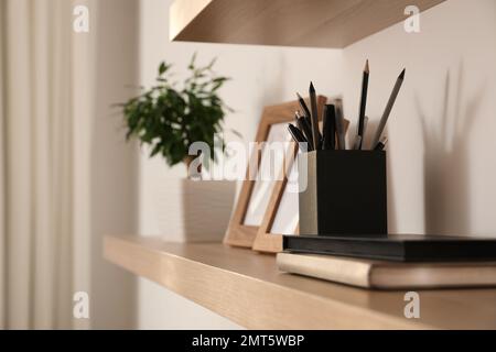 Mensole bianche con piante in vaso cornici foto orologio libro. Interni per  la casa, elementi decorativi Foto stock - Alamy