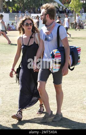 Nikki Reed, la star di 'Twilight Saga', è stata avvistata di pari passo con il marito Paul McDonald al Coachella Music Festival 2012. Nikki indossava un lungo abito con cinturino a spaghetti con sandali, una borsa nera e occhiali da sole, mentre Paul indossava una t-shirt grigia, pantaloncini corti grigi e una bandana rosa intorno al collo. Indio, California. 21st aprile 2012. . Foto Stock