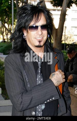 Nikki Sixx di Motley Crue è stato oggi alla Corte superiore di Los Angeles per continuare la procedura che determina come i beni dovrebbero essere divisi nel suo divorzio da Playboy Playmate ed ex 'Baywatch' bellezza Donna D'Errico. Durante l'ultima audizione del 9 novembre, D'Errico si lamentò di problemi respiratori e chiese una pausa per usare il bagno dove fu poi trovata passata fuori sul pavimento. I paramedici sono stati chiamati, ma D'Errico più tardi uscì senza assistenza e disse che le sue difficoltà respiratorie erano legate alla bronchite asmatica aggravata da recenti incendi nei pressi della sua casa. Los Angeles, California. 11/2 Foto Stock