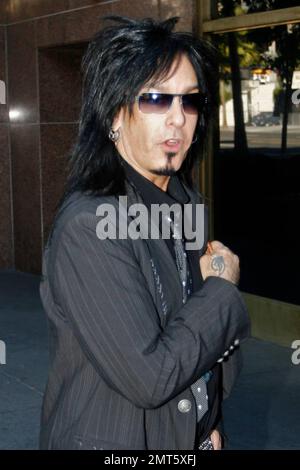 Nikki Sixx di Motley Crue è stato oggi alla Corte superiore di Los Angeles per continuare la procedura che determina come i beni dovrebbero essere divisi nel suo divorzio da Playboy Playmate ed ex 'Baywatch' bellezza Donna D'Errico. Durante l'ultima audizione del 9 novembre, D'Errico si lamentò di problemi respiratori e chiese una pausa per usare il bagno dove fu poi trovata passata fuori sul pavimento. I paramedici sono stati chiamati, ma D'Errico più tardi uscì senza assistenza e disse che le sue difficoltà respiratorie erano legate alla bronchite asmatica aggravata da recenti incendi nei pressi della sua casa. Los Angeles, California. 11/2 Foto Stock