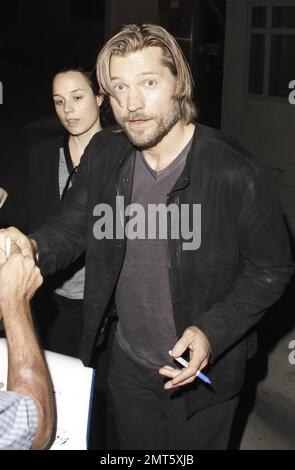 L'attore danese Nikolaj Coster-Waldau è stato visto fuori dal "Jimmy Kimmel Live!" studios firma autografi per i fan. Los Angeles, California. 22nd maggio 2012. Foto Stock