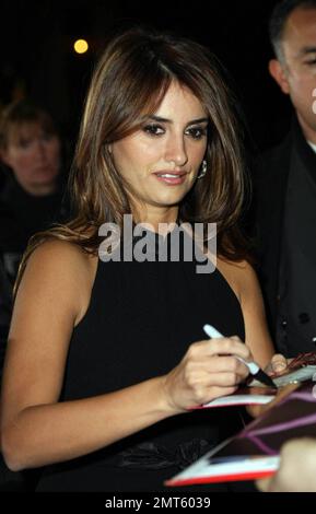 Penelope Cruz arriva alla prima di NOVE indossando un abito a matita nera da figura, tacchi alti neri e un anello blu saphire e diamante sulla sua mano sinistra che non ha ancora confermato come un anello di gestione. Westwood, California. 12/9/09. Foto Stock