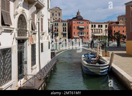 Venezia, Italia - 5 settembre 2022: Tranquillo e suggestivo quartiere di Dorsoduro a Venezia. Italia Foto Stock