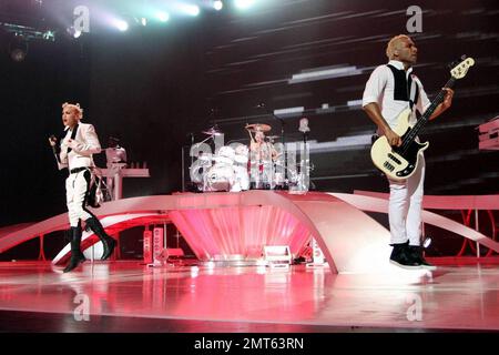 Gwen Stefani e senza dubbio si esibiscono dal vivo all'anfiteatro Gibson di Universal City Walk. Los Angeles, California. 7/22/09. Foto Stock