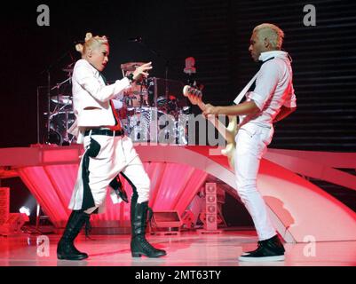 Gwen Stefani e senza dubbio si esibiscono dal vivo all'anfiteatro Gibson di Universal City Walk. Los Angeles, California. 7/22/09. . Foto Stock