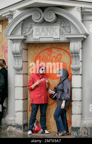 Il Notting Hill Carnival, che si tiene ogni agosto in occasione delle festività bancarie dal 1966, è la più grande festa del suo genere in Europa. Il carnevale caraibico attrae milioni di visitatori da tutto il mondo per ammirare i sorprendenti carri, le tradizionali bande di tamburi d'acciaio, venti miglia di vivaci costumi colorati e assaporare alcune delle cento bancarelle di cibo caraibico. Il Notting Hill Carnival è l'evento annuale più emozionante di Londra. Londra, Regno Unito. 28th agosto 2011. Foto Stock