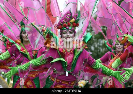 Gli artisti marciano in una sfilata al Carnevale di Notting Hill 2008. Il Notting Hill Carnival, che si svolge ogni anno dal 1965 e tradizionalmente guidato da membri della popolazione caraibica della zona, è il più grande festival di strada d'Europa e il secondo festival di strada più grande al mondo, che attira fino a 2 milioni di visitatori ogni anno. Londra, Regno Unito. 8/25/08. Foto Stock