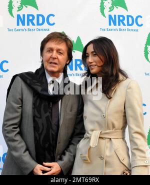 Sir Paul McCartney e la sua fidanzata Nancy Shevell partecipano al 11th° beneficio annuale 'Forces of Nature' dell'NRDC a New York, NY. 3/30/09. Foto Stock