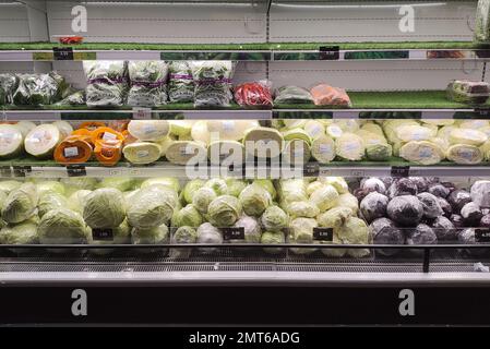 Verdure fresche varie su scaffale in supermercato per sfondo Foto Stock