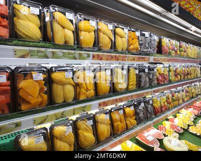 Vari frutti freschi colorati sullo scaffale del supermercato per lo sfondo Foto Stock