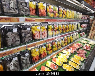 Vari frutti freschi colorati sullo scaffale del supermercato per lo sfondo Foto Stock