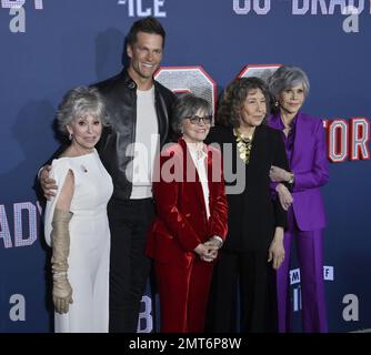 Los Angeles, Stati Uniti. 31st Jan, 2023. I membri del cast Rita Moreno, Tom Brady, Sally Field, Lily Tomlin e Jane fonda (L-R) partecipano alla prima della commedia sportiva cinematografica '80 for Brady' al Regency Village Theatre nella sezione Westwood di Los Angeles martedì 31 gennaio 2023. Trama: Un gruppo di amici ha fatto la loro missione per tutta la vita di andare al Super Bowl e incontrare la superstar della NFL Tom Brady. Foto di Jim Ruymen/UPI Credit: UPI/Alamy Live News Foto Stock