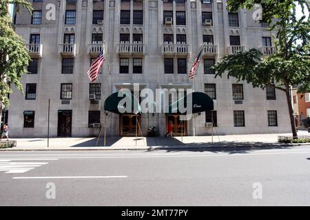 Esclusivo!! Una Fifth Avenue è un grattacielo isolato, una rarità a Manhattan. La bellezza Art Deco fu una delle prime torri Deco della città e sovrasta uno dei quartieri più antichi e storicamente alla moda di Manhattan, che domina la Lower Fifth Avenue, il Washington Square Park e il Greenwich Village. L'indirizzo unico nel suo genere è stato progettato nel 1927 ed è uno dei più importanti grattacieli residenziali della città con muratura marrone scuro e forte verticalità. New York, NY. 9/5/08. Foto Stock
