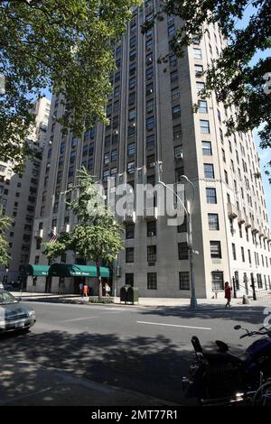 Esclusivo!! Una Fifth Avenue è un grattacielo isolato, una rarità a Manhattan. La bellezza Art Deco fu una delle prime torri Deco della città e sovrasta uno dei quartieri più antichi e storicamente alla moda di Manhattan, che domina la Lower Fifth Avenue, il Washington Square Park e il Greenwich Village. L'indirizzo unico nel suo genere è stato progettato nel 1927 ed è uno dei più importanti grattacieli residenziali della città con muratura marrone scuro e forte verticalità. New York, NY. 9/5/08. Foto Stock