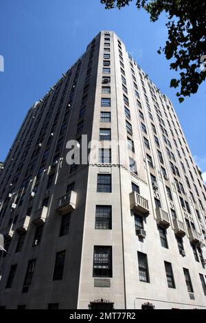 Esclusivo!! Una Fifth Avenue è un grattacielo isolato, una rarità a Manhattan. La bellezza Art Deco fu una delle prime torri Deco della città e sovrasta uno dei quartieri più antichi e storicamente alla moda di Manhattan, che domina la Lower Fifth Avenue, il Washington Square Park e il Greenwich Village. L'indirizzo unico nel suo genere è stato progettato nel 1927 ed è uno dei più importanti grattacieli residenziali della città con muratura marrone scuro e forte verticalità. New York, NY. 9/5/08. Foto Stock
