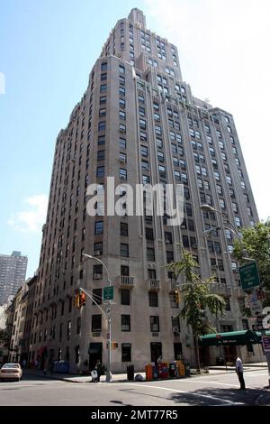 Esclusivo!! Una Fifth Avenue è un grattacielo isolato, una rarità a Manhattan. La bellezza Art Deco fu una delle prime torri Deco della città e sovrasta uno dei quartieri più antichi e storicamente alla moda di Manhattan, che domina la Lower Fifth Avenue, il Washington Square Park e il Greenwich Village. L'indirizzo unico nel suo genere è stato progettato nel 1927 ed è uno dei più importanti grattacieli residenziali della città con muratura marrone scuro e forte verticalità. New York, NY. 9/5/08. Foto Stock