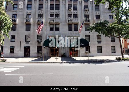 Esclusivo!! Una Fifth Avenue è un grattacielo isolato, una rarità a Manhattan. La bellezza Art Deco fu una delle prime torri Deco della città e sovrasta uno dei quartieri più antichi e storicamente alla moda di Manhattan, che domina la Lower Fifth Avenue, il Washington Square Park e il Greenwich Village. L'indirizzo unico nel suo genere è stato progettato nel 1927 ed è uno dei più importanti grattacieli residenziali della città con muratura marrone scuro e forte verticalità. New York, NY. 9/5/08. Foto Stock