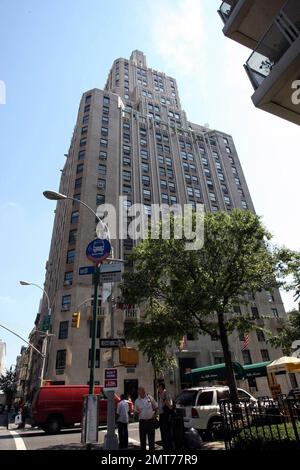 Esclusivo!! Una Fifth Avenue è un grattacielo isolato, una rarità a Manhattan. La bellezza Art Deco fu una delle prime torri Deco della città e sovrasta uno dei quartieri più antichi e storicamente alla moda di Manhattan, che domina la Lower Fifth Avenue, il Washington Square Park e il Greenwich Village. L'indirizzo unico nel suo genere è stato progettato nel 1927 ed è uno dei più importanti grattacieli residenziali della città con muratura marrone scuro e forte verticalità. New York, NY. 9/5/08. Foto Stock