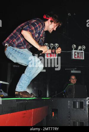 L'attore Twilight, Jackson Rathbone, suona dal vivo con la sua band 100 Monkeys al Gramercy Theatre di New York, NY. 7/16/11. Foto Stock