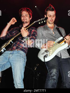 L'attore Twilight, Jackson Rathbone, suona dal vivo con la sua band 100 Monkeys al Gramercy Theatre di New York, NY. 7/16/11. Foto Stock