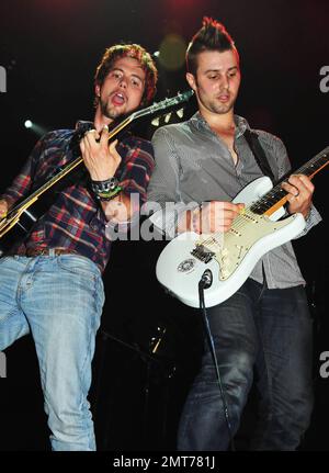 L'attore Twilight, Jackson Rathbone, suona dal vivo con la sua band 100 Monkeys al Gramercy Theatre di New York, NY. 7/16/11. . Foto Stock