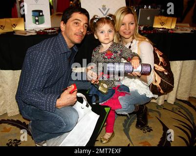 Scott Baio (con la moglie Renee Sloan e la figlia Bailey Deluca) partecipa alla prima Oscar Suite annuale di 100 Stelle, la prima Oscar Gifting Suite tenutasi presso il Beverly Hills Hotel, Beverly Hills, California, 02/23/10. Foto Stock