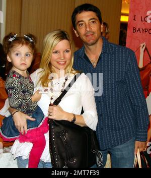 Scott Baio (con la moglie Renee Sloan e la figlia Bailey Deluca) partecipa alla prima Oscar Suite annuale di 100 Stelle, la prima Oscar Gifting Suite tenutasi presso il Beverly Hills Hotel, Beverly Hills, California, 02/23/10. . Foto Stock