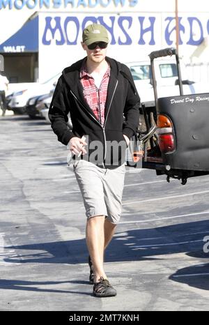 ESCLUSIVO!! La stella di Glee, Chord Overstreet, va per una passeggiata con una sigaretta in mano a Malibu dopo un pranzo tardi. L'attore che di recente si è diviso con Emma Roberts, indossava pantaloncini corti, un cappellino da baseball North Face e delle ombre mentre ammirava la vista dell'oceano. Si dice che ora sta datando Carlson Young. Malibu, California. 3/22/12. Foto Stock