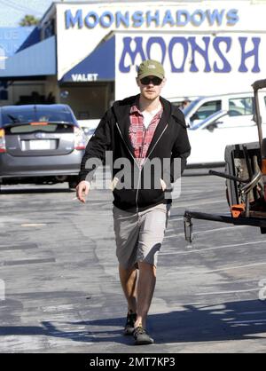 ESCLUSIVO!! La stella di Glee, Chord Overstreet, va per una passeggiata con una sigaretta in mano a Malibu dopo un pranzo tardi. L'attore che di recente si è diviso con Emma Roberts, indossava pantaloncini corti, un cappellino da baseball North Face e delle ombre mentre ammirava la vista dell'oceano. Si dice che ora sta datando Carlson Young. Malibu, California. 3/22/12. Foto Stock