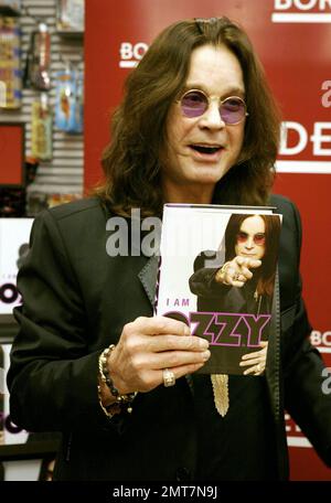 Ozzy Osbourne firma copie del suo libro 'i Am Ozzy' a Borders Books a Las Vegas, NV. 2/18/10. . Foto Stock