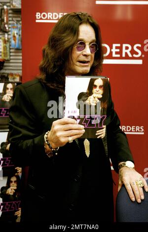 Ozzy Osbourne firma copie del suo libro 'i Am Ozzy' a Borders Books a Las Vegas, NV. 2/18/10. . Foto Stock